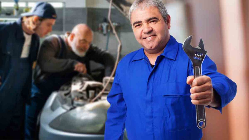 Ce mécanicien (avec 50 ans d'expérience) balance du lourd sur cette arnaque favorite des garagistes