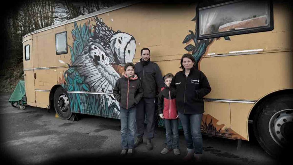 Leur rêve de tour d’Europe en bus aménagé s’arrête après 4 heures : la famille est coincée sur une aire de repos depuis 5 mois