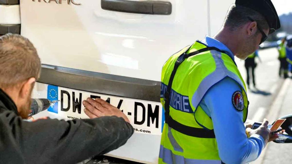 Arnaque à la doublette de plaques d'immatriculation : une nouvelle loi va-t-elle enfin protéger les automobilistes ?