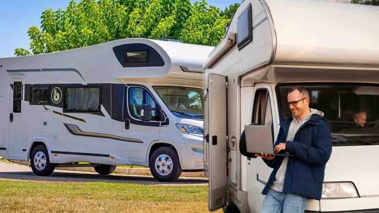 Homme utilisant un ordinateur portable devant un camping-car à capucine, avec un autre camping-car en arrière-plan, illustrant le choix et l’achat en 2025.