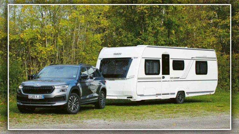 Comparatif caravane et camping-car : caravane Fendt tractée par SUV Skoda.