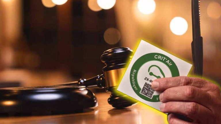 Marteau de justice et vignette Crit'Air, symbole d'une action en justice contre les ZFE