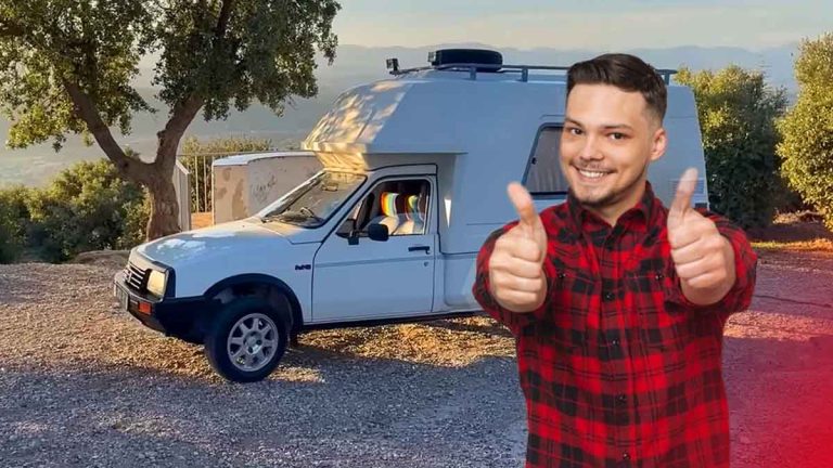 Citroën C15 aménagé en camping-car avec un jeune homme souriant, idéal pour débuter les voyages sur les routes