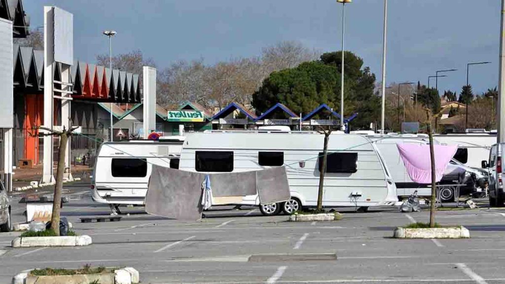 Comment les gens du voyage ont obtenu gain de cause face à cette commune pour s'être installés sur un parking de covoiturage ?