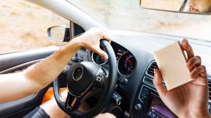Découvrez l'astuce secrète du savon pour résoudre vos problèmes de voiture cet hiver