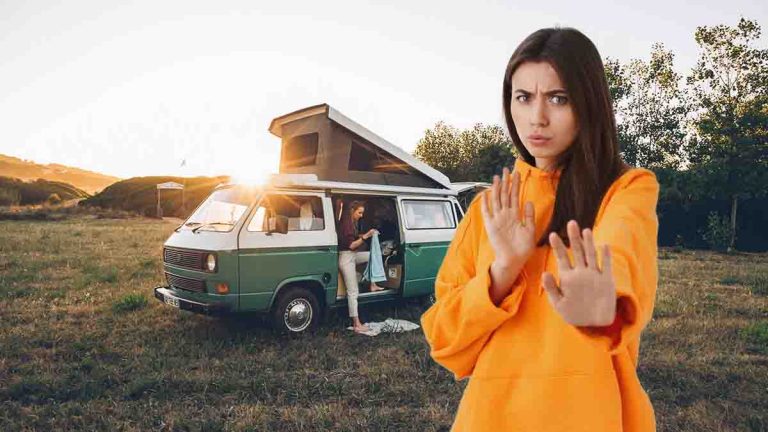 Van aménagé stationné en pleine nature avec un voyageur profitant du paysage, illustrant les bonnes pratiques pour un road trip réussi.