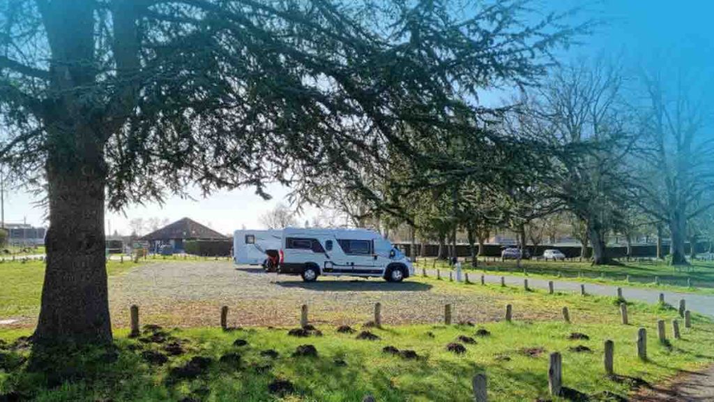 Aire de stationnement pour camping-cars à Mansigné après une décision de justice favorable.