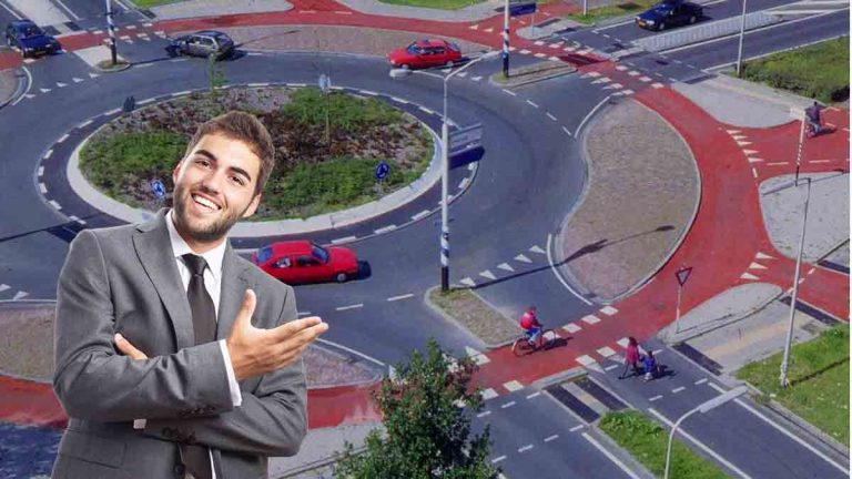 Un rond-point à la hollandaise avec pistes cyclables et automobilistes, un homme en costume, expliquant le fonctionnement.