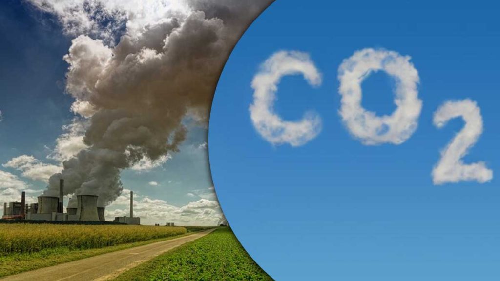 Usine émettant du CO2 et ciel bleu avec des nuages formant le mot CO2 - Symbolisant les défis environnementaux liés aux normes européennes sur les émissions.