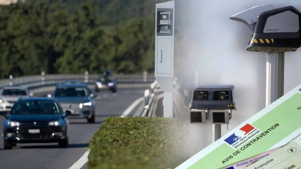 Radar automatique sur autoroute française, avec voitures en arrière-plan et un avis de contravention en gros plan.