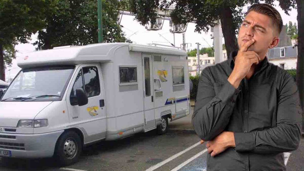 Stationnement de camping-car : votre voisin peut-il le laisser devant chez vous toute l’année ? La réglementation expliquée