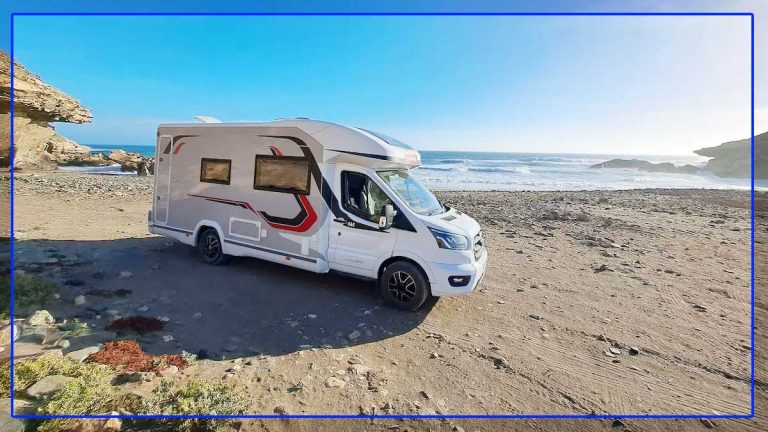 Camping-car sur plage volcanique aux Canaries, mer turquoise en arrière-plan