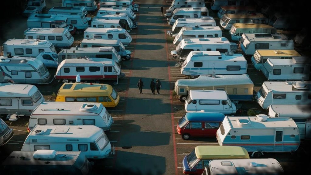 Evacuées d'un bidonville, près d'une centaine de caravanes occupent illégalement un terrain privé