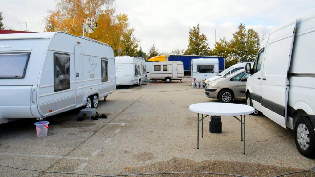 Malgré l'opposition du propriétaire de ce terrain privé, les caravanes s'installent chez lui de force