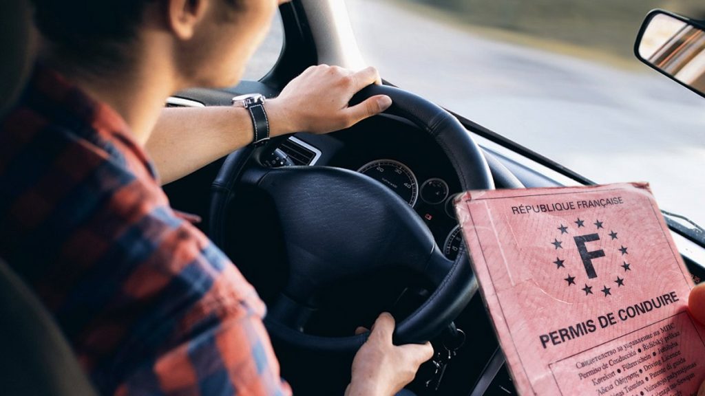 Permis de conduire : vers une gratuité totale de la formation au Code de la route en France ?