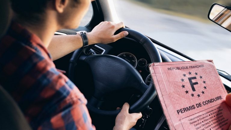 Permis de conduire : vers une gratuité totale de la formation au Code de la route en France ?