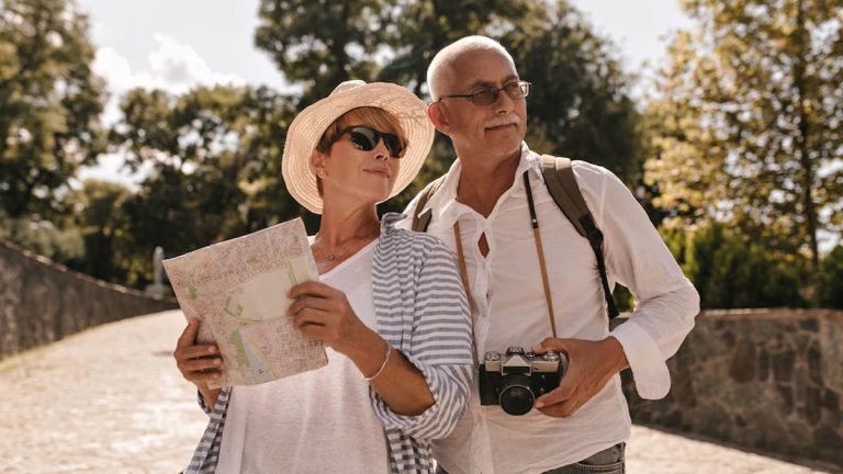 Seniors actifs : les meilleurs conseils pour voyager sereinement après 60 ans