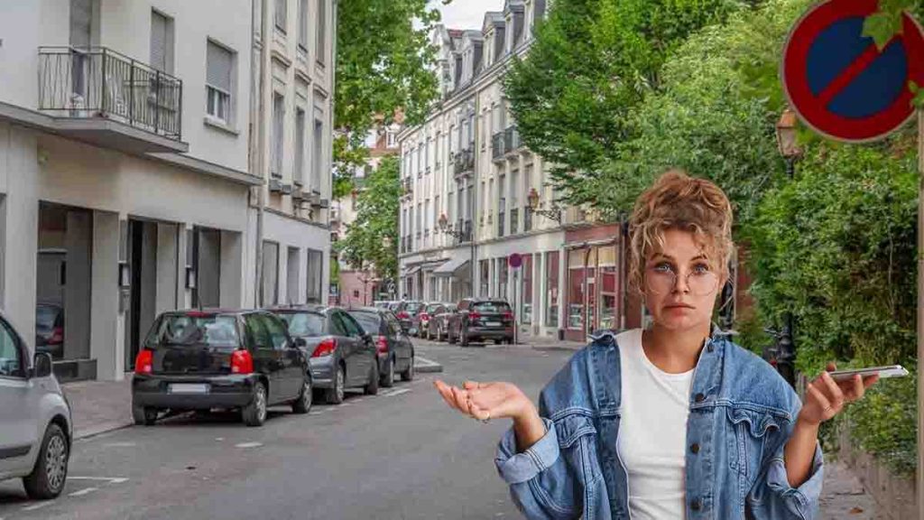 Voitures garées de part et d'autre d'une rue, symbolisant les problèmes de stationnement entre voisins.