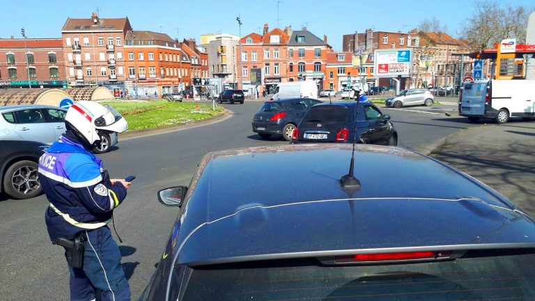 Tous les automobilistes le font en conduisant, mais cette erreur coûte très cher