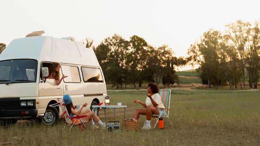 Transformer un véhicule utilitaire en camping-car : astuces et conseils pour un projet réussi