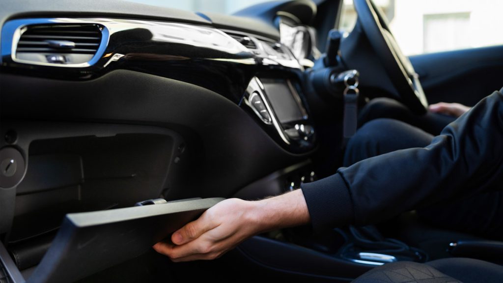 Voiture : saviez-vous pourquoi vous devriez toujours laisser la boîte à gants ouverte lorsque vous la garez ?