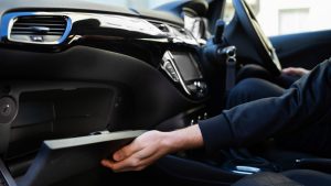 Voiture : saviez-vous pourquoi vous devriez toujours laisser la boîte à gants ouverte lorsque vous la garez ?