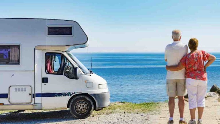 Vue d'un camping-car avec la mer Méditerranée en arrière-plan, idéal pour un voyage de retraite