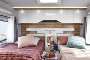 lit et intérieur cosy du luxueux camping-car Eterna sur Fiat / AL-KO