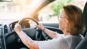 Après 65 ans, cet accessoire devient indispensable pour bien conduire : les experts alertent !