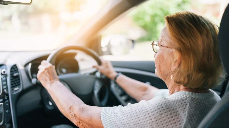 Après 65 ans, cet accessoire devient indispensable pour bien conduire : les experts alertent !