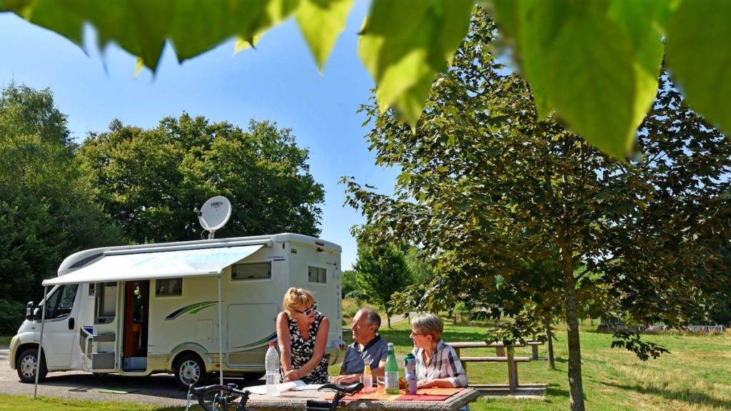 Bon plan pour les voyageurs en camping-car : cette aire écoresponsable avec 49 emplacements spacieux à deux pas de la plage