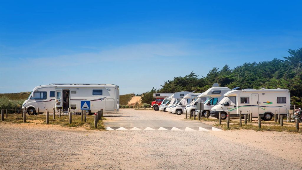 Camping-car, van, caravane : avez-vous vraiment le droit de stationner sur un terrain non constructible ?