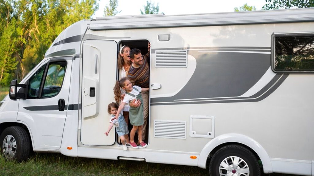 Camping-cars blancs : voici pourquoi c’est (presque) toujours la même couleur !