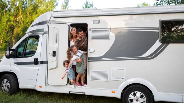 Camping-cars blancs : voici pourquoi c’est (presque) toujours la même couleur !