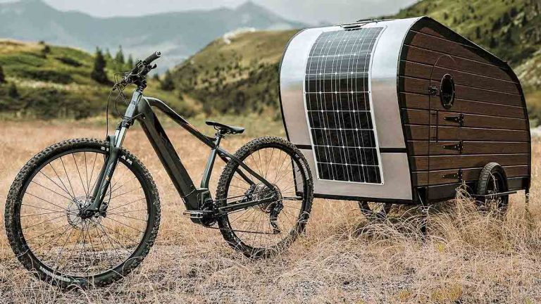 Caravélo : la mini-caravane électrique pour vélo de Jackie Deremetz avec chambre, cuisine et toilettes
