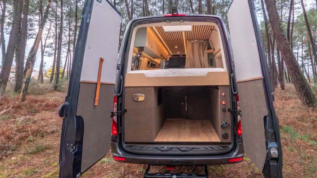 Ce fourgon aménagé 4×4 de 7 mètres signé Van Designers Mamaguilou est un monstre du voyage !