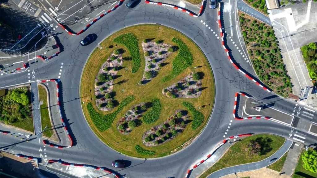 Ce rond-point pas comme les autres de plus en plus courant en France : ce qui change pour les automobilistes