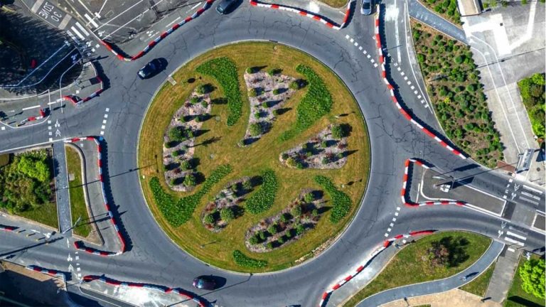 Ce rond-point pas comme les autres de plus en plus courant en France : ce qui change pour les automobilistes