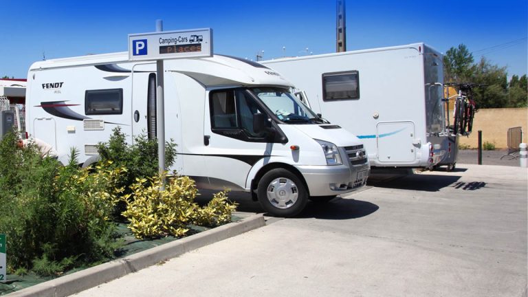 Cette aire de camping-car au bord de la mer est idéale : à seulement 500 m de la plage, pizza incluse, et des avis exceptionnels
