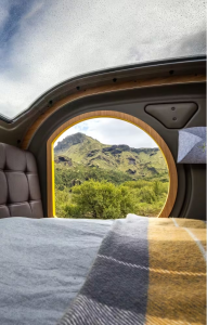 Mink-E : petit à l’extérieur mais spacieux à l’intérieur avec une grande lucarne panoramique et des fenêtres rondes des deux côtés