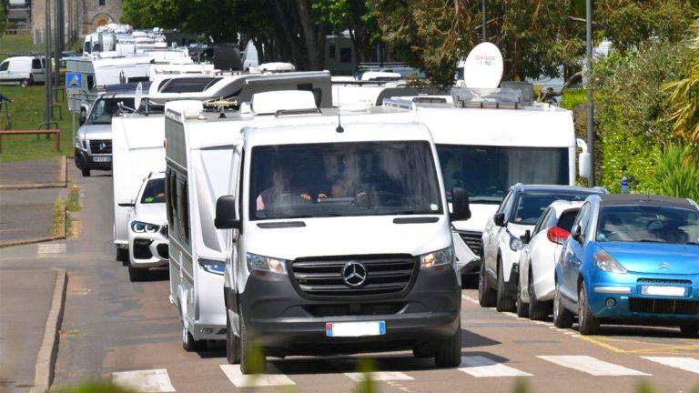 Des dizaines de caravanes de gens du voyage occupent illégalement cette voie ferrée
