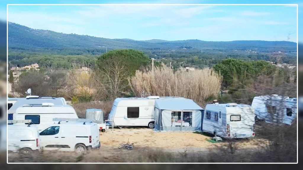 Des gens du voyage squattent un terrain privé avec vue sur mer : le propriétaire n’en peut plus