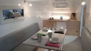 Intérieur sobre et confortable avec 6 places assises pour les repas.
