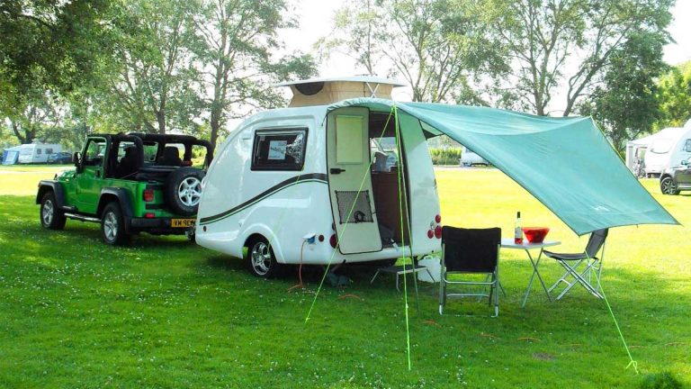 Le Go-Pod Micro Tourer, la mini-caravane à louer pour toutes vos aventures en 2025 — toit relevable et confort garanti