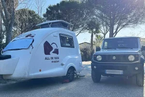 Le Go-Pod Micro Tourer, la mini-caravane à louer pour toutes vos aventures en 2025 — toit relevable et confort garanti