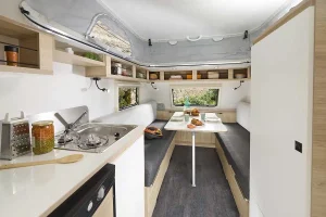 Un intérieur cosy qui peut se transformer en  coin couchage. 