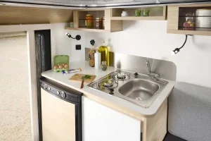 Un coin cuisine avec  rangements. 