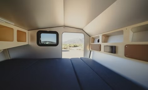 Un lit qui peut accueillir jusqu’à deux adultes et un animal de compagnie avecmatelas à trois volets dans XP19 Polydrops