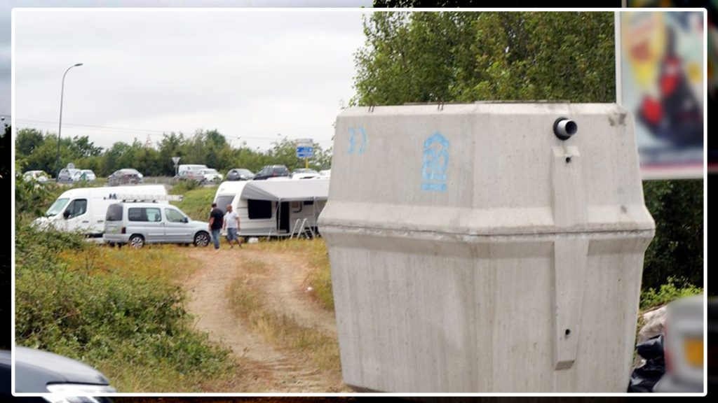 Malgré des blocs béton de plusieurs tonnes, les gens du voyage ont réussi à s'installer sur ce terrain municipal interdit