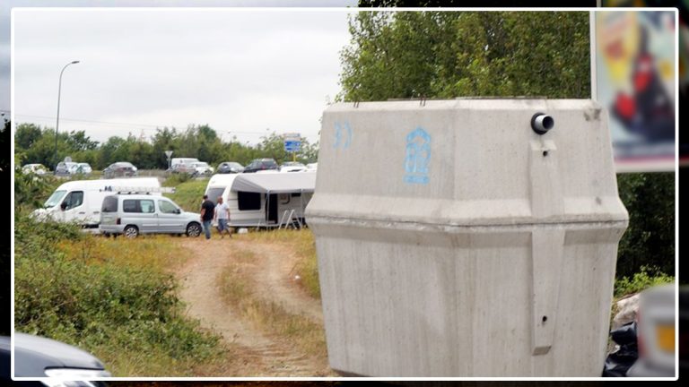 Malgré des blocs béton de plusieurs tonnes, les gens du voyage ont réussi à s'installer sur ce terrain municipal interdit